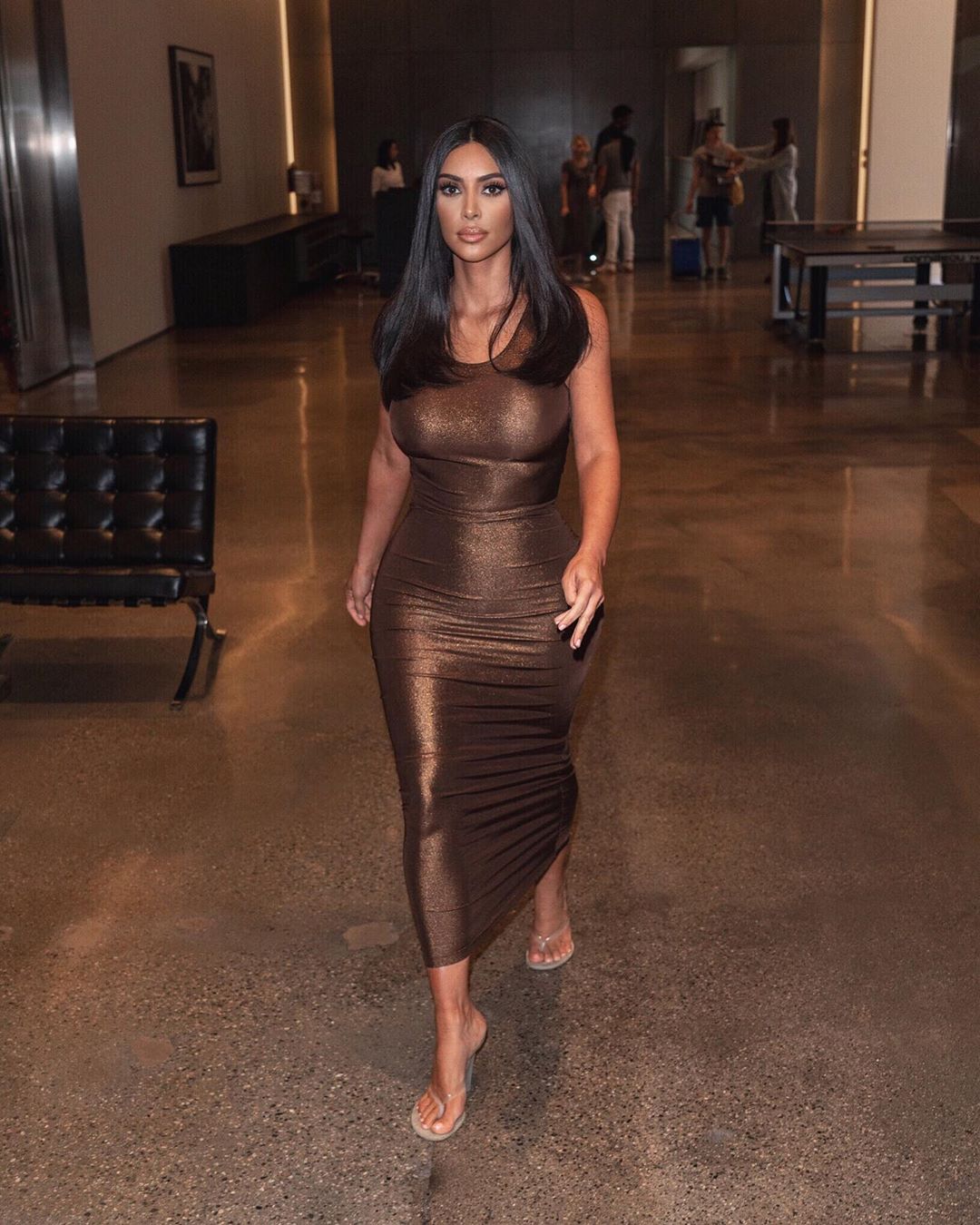 Досконала: Кім Кардашьян демонструє розкішні форми у бронзовій сукні