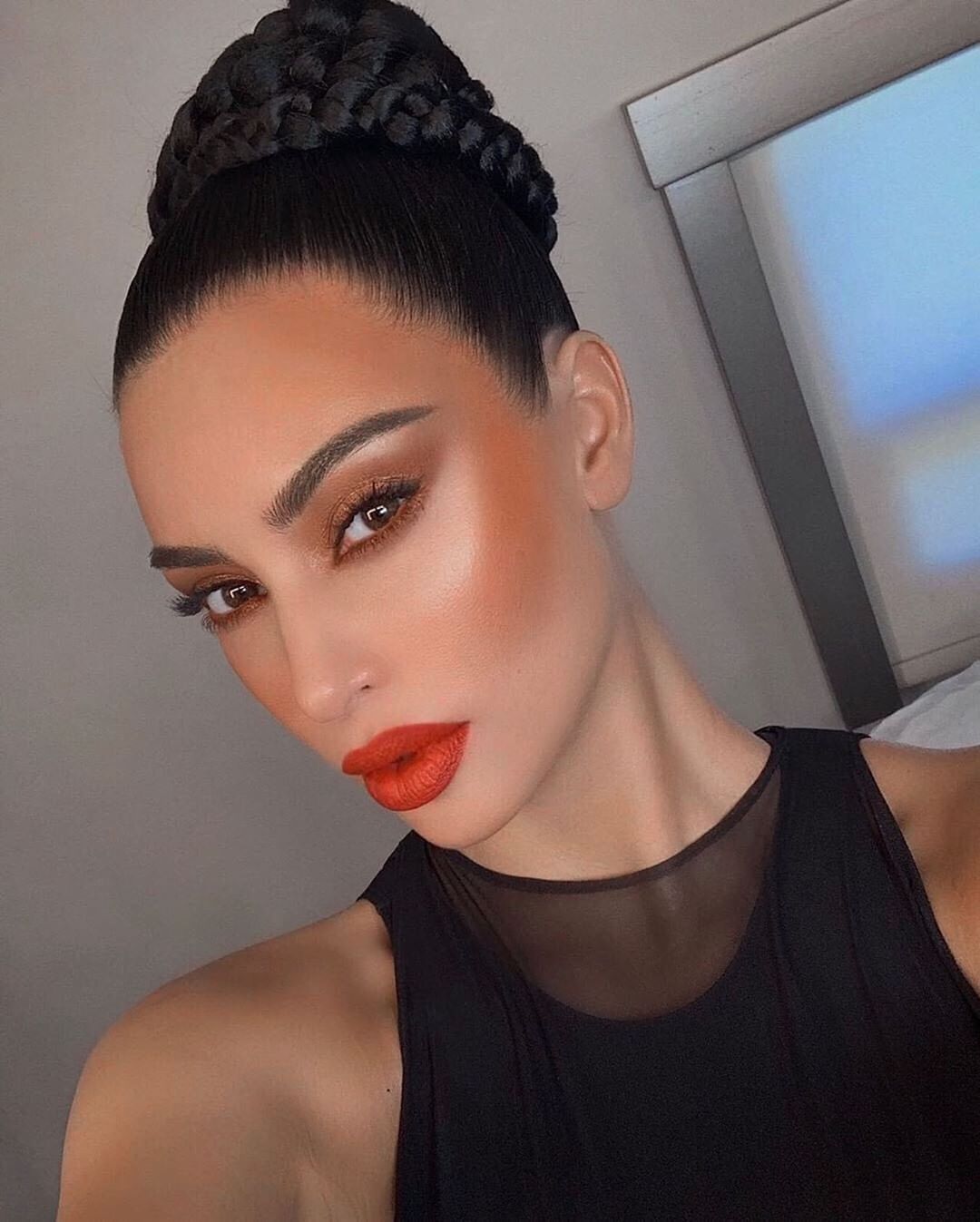 От дурнушки до королевы красоты: как менялась внешность сестер Кардашьян до и после пластики