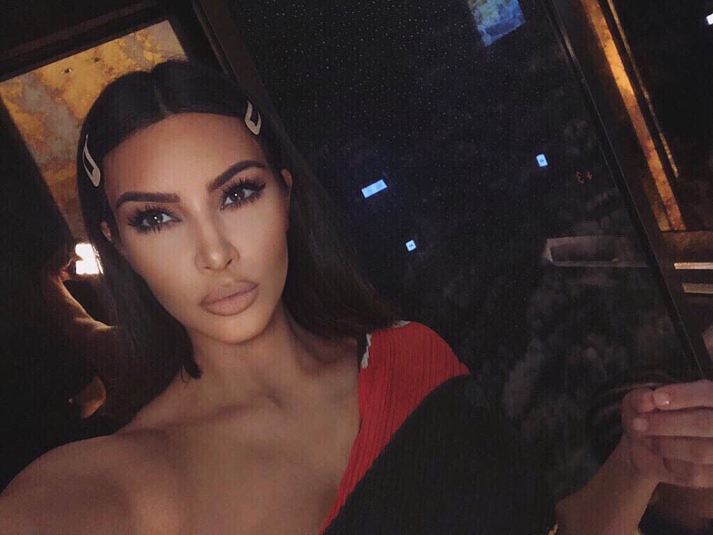 В неоновом мини: Ким Кардашьян демонстрирует горячие образы из собственной гардеробной