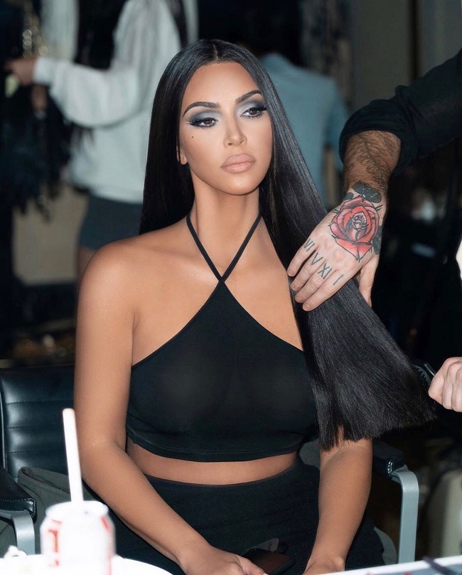 Горячо! Ким Кардашьян показала соблазнительную фигуру в латексном купальнике