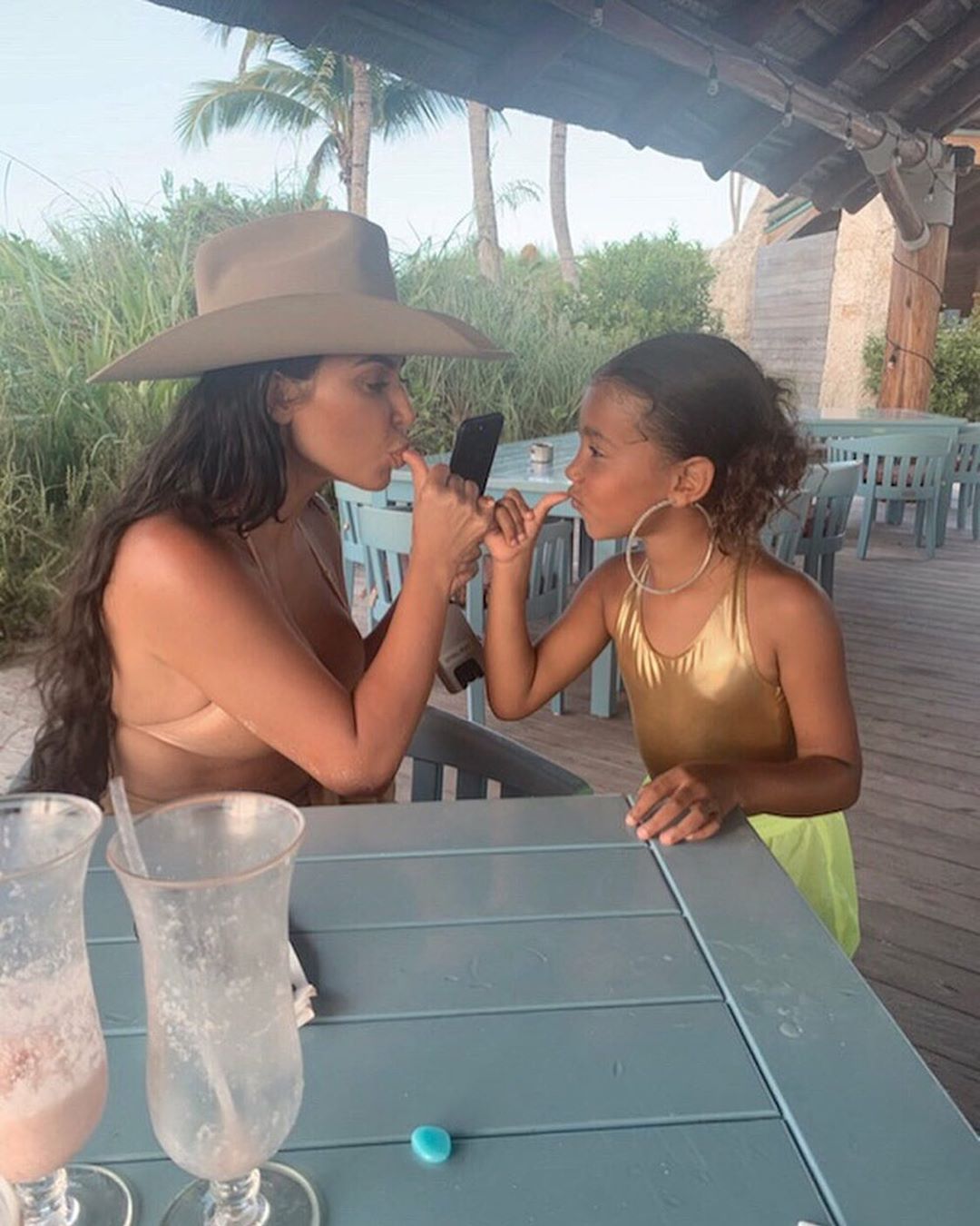 Кращі подруги назавжди: Кім Кардашьян підкорила мережу новим фото з 6-річною донькою