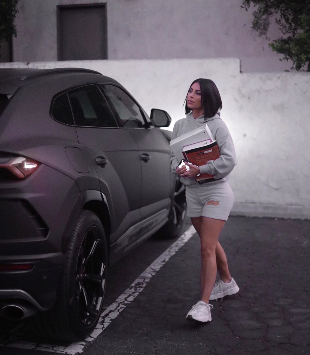 Королева спорт-шику: Кім Кардашьян у стильному вбранні вирушила на шопінг з бабусею