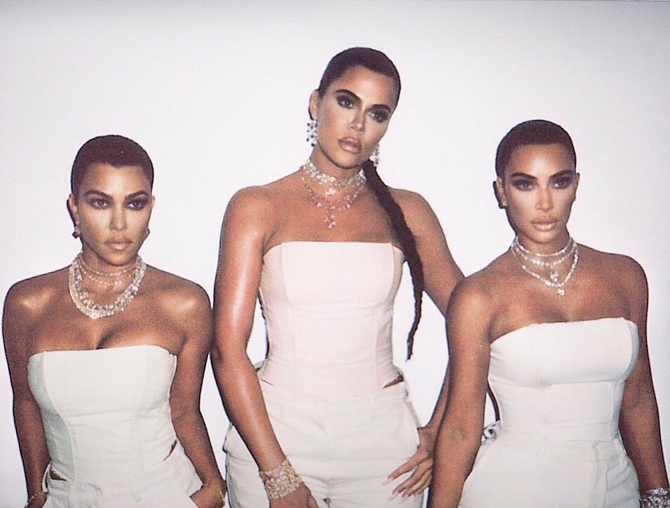 Найди пять отличий: Ким Кардашьян с сестрами показали одинаковые соблазнительные образы