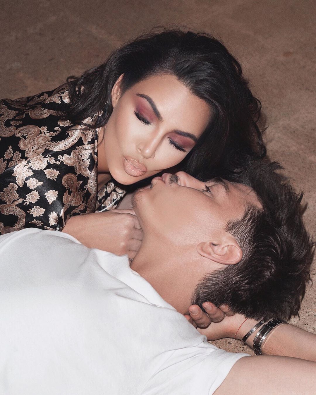 В білій сукні і діамантах: Кім Кардашян показала спокусливі форми в розкішному вбранні