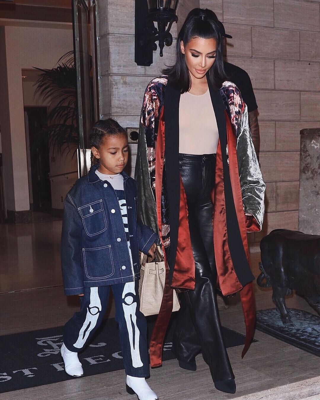 Мамина дочка: Ким Кардашьян демонстрирует новый стильный наряд 6-летней Норт