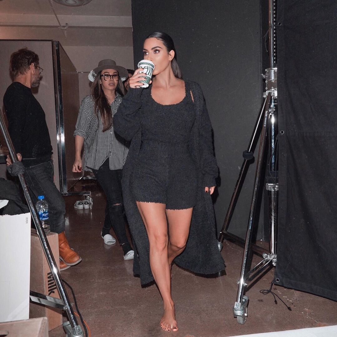 В коротких шортах і піжамі: Кім Кардашьян демонструє спокусливу фігуру в домашніх речах