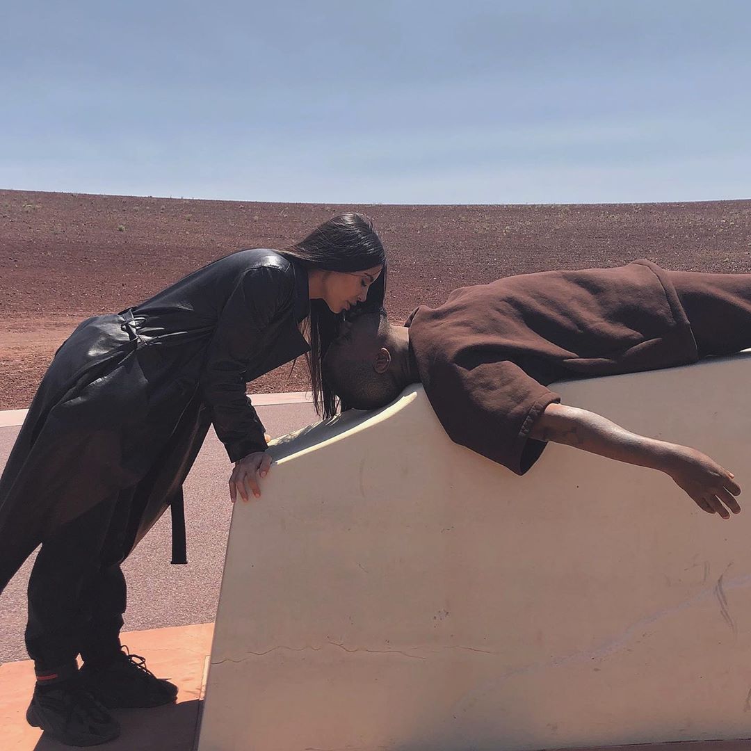 Идеал отношений: Ким Кардашьян покорила сеть новым романтичным фото с мужем