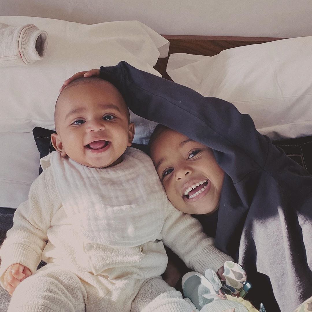 Мої хлопчики: Кім Кардашьян зворушила рідкісним "солодким" фото усміхнених синів