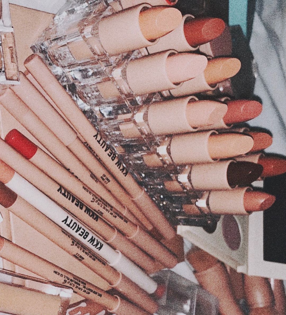 Вслед за женой: Канье Уэст запускает собственную линию косметики и парфюмерии