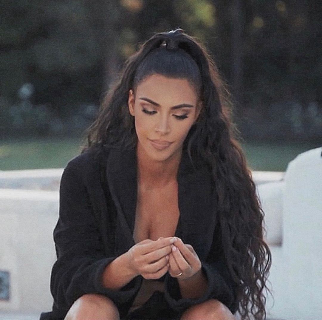 От жгучей брюнетки до роскошной блондинки: как менялась Ким Кардашьян за время карантина