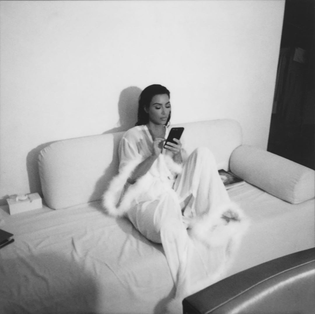 В роскошном пеньюаре с перьями: Ким Кардашьян блистает в соблазнительном образе со съемок