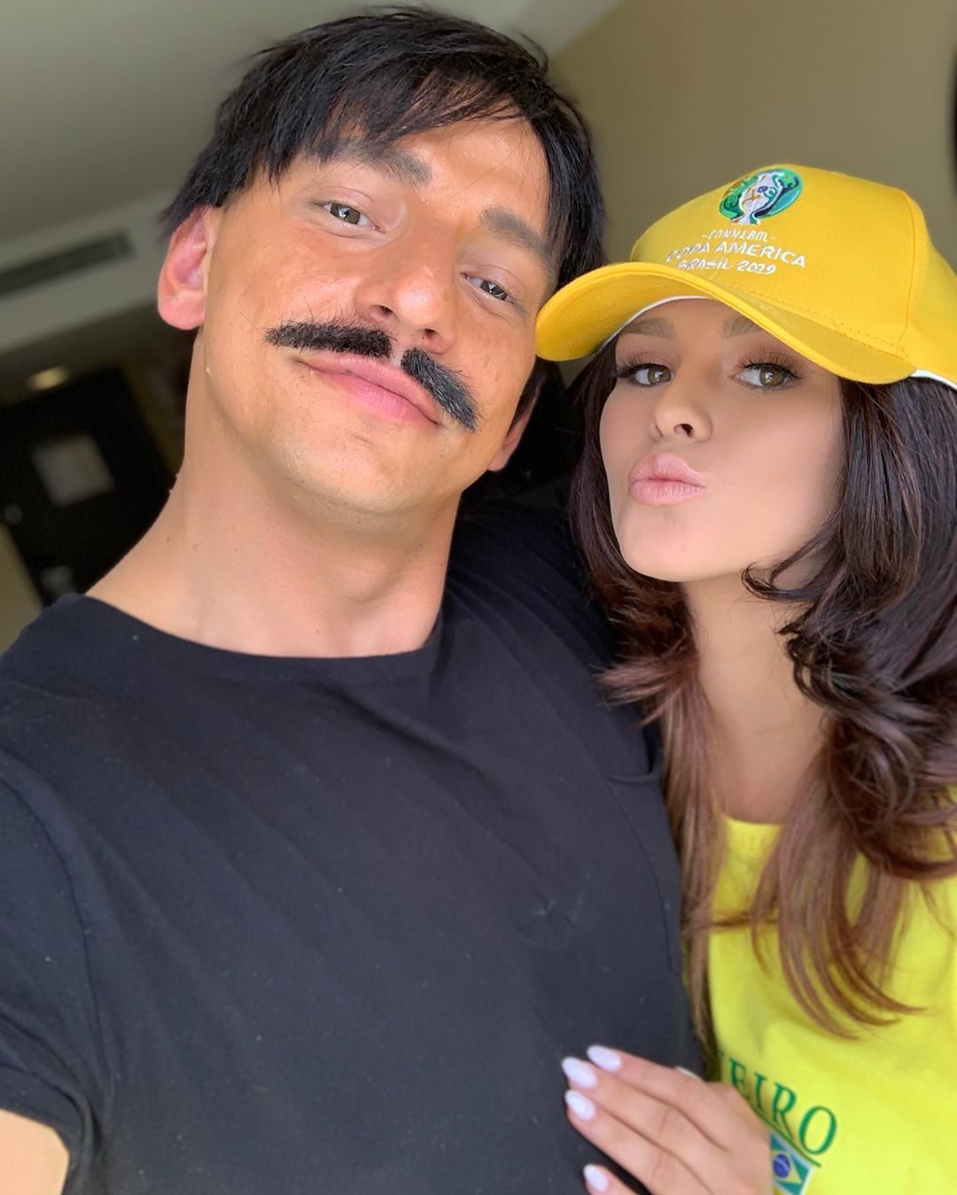 Скандальная модель вновь решила пробежаться по футбольному полю (фото)