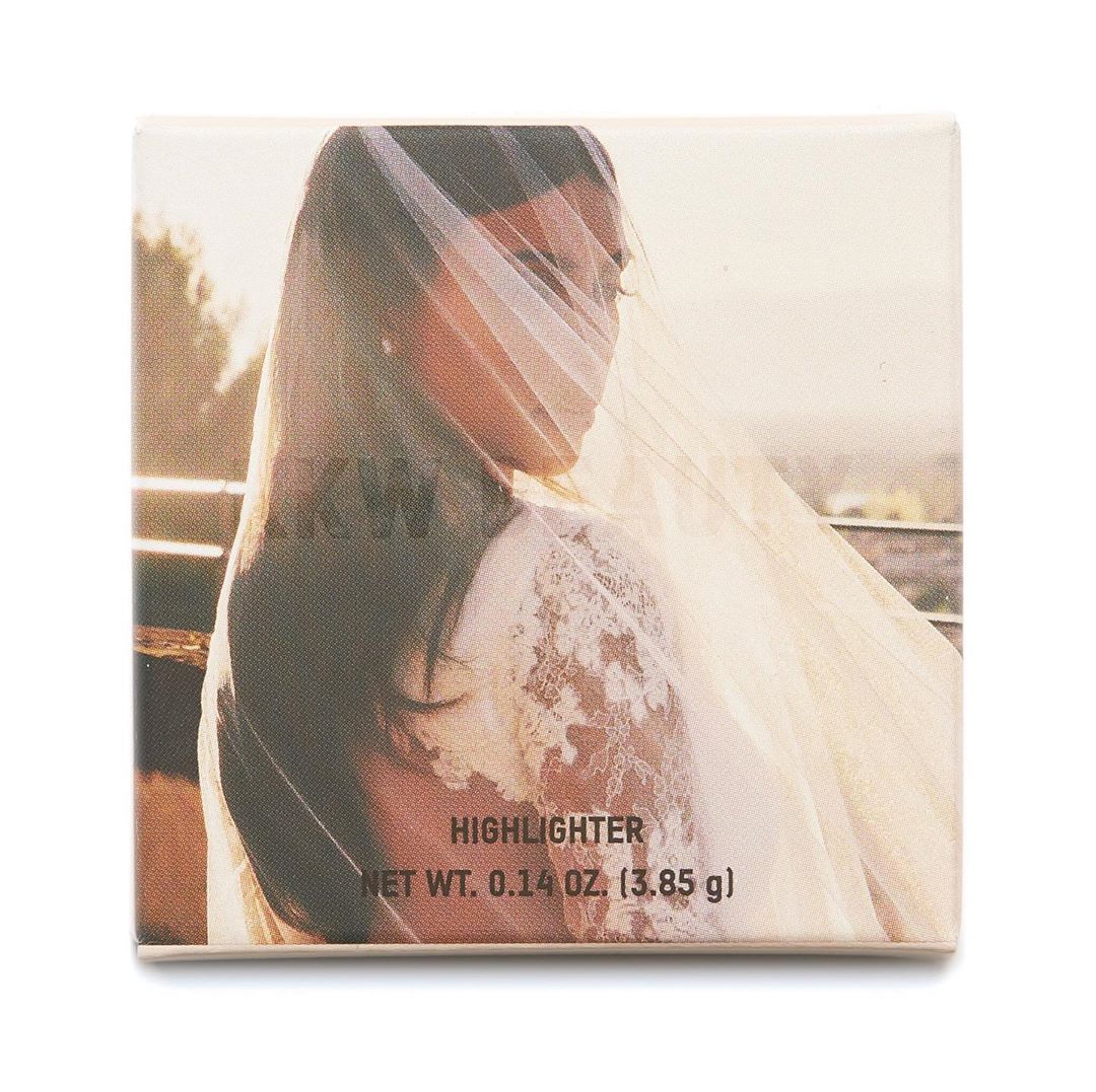 В объятиях любимого: Ким Кардашьян растрогала нежными свадебными фото