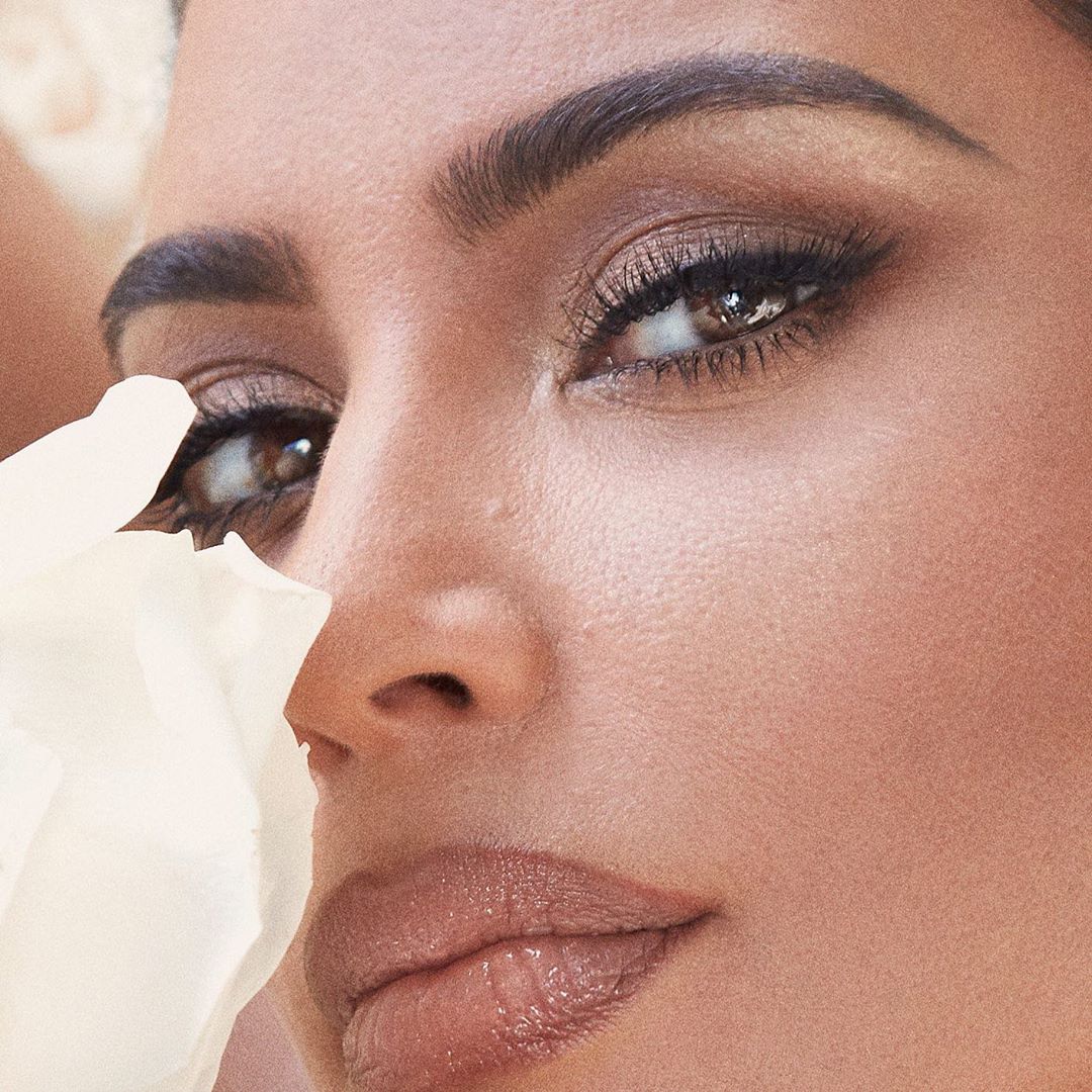 В роскошном пеньюаре с перьями: Ким Кардашьян блистает в соблазнительном образе со съемок