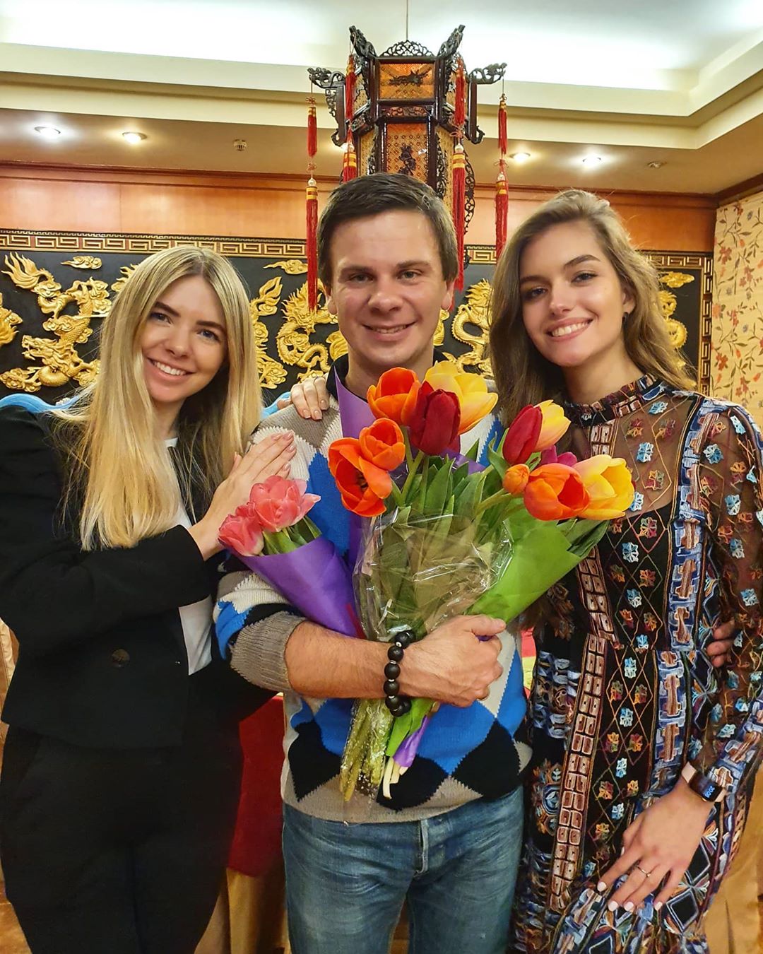 В цветнике: счастливый Дмитрий Комаров позировал в окружении любимых женщин