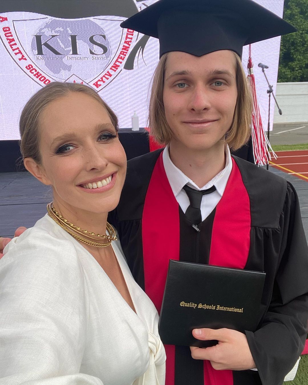 Вагітна Осадча показала старшого сина-випускника (фото)