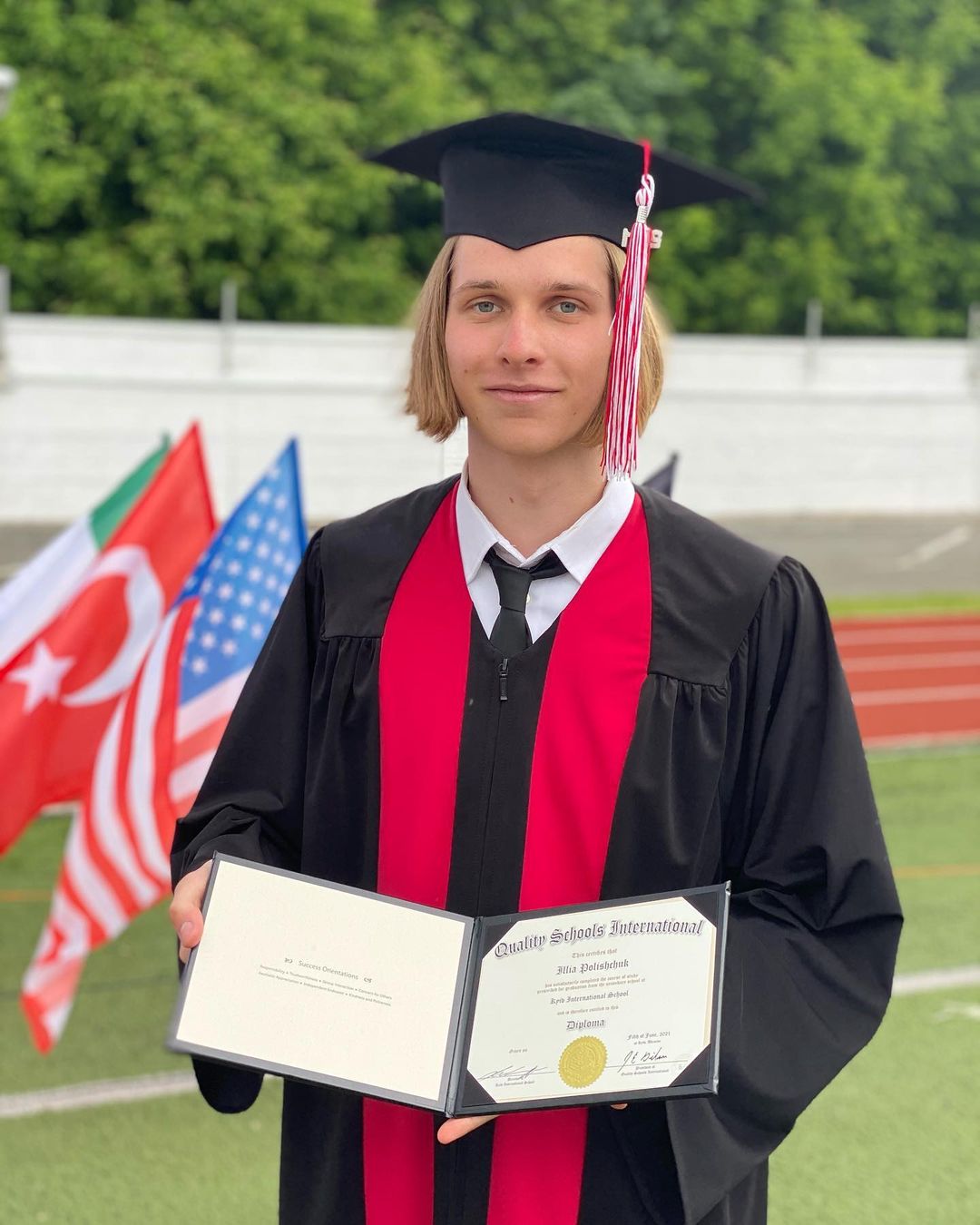 Вагітна Осадча показала старшого сина-випускника (фото)