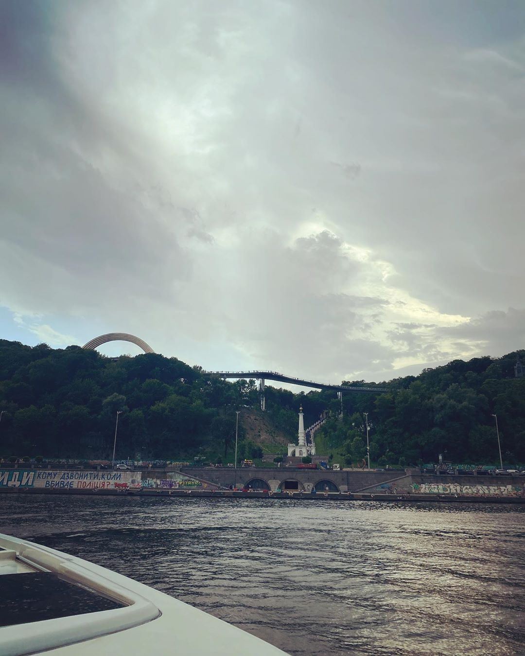 Красотка! Катя Осадчая в купальнике показала семейную прогулку по Днепру