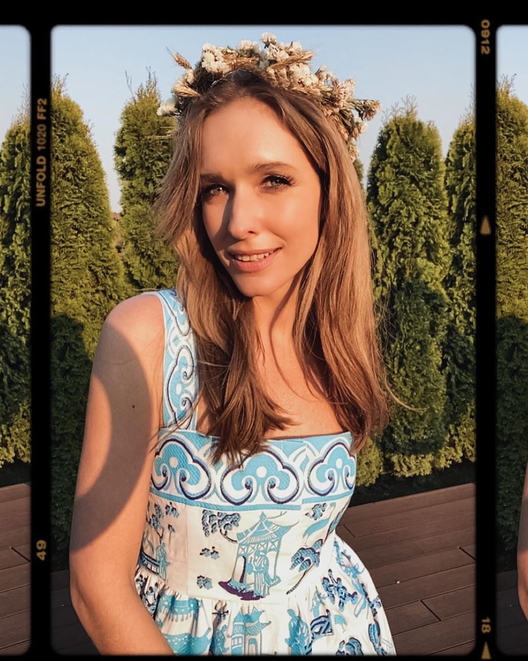 З вінком і сміливим декольте: Осадча в сарафані з пікантним розрізом блиснула засмаглими ніжками