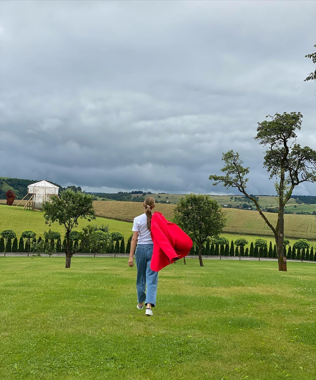 Як дівчинка: Катя Осадча в рожевому луці підкорила натуральною красою