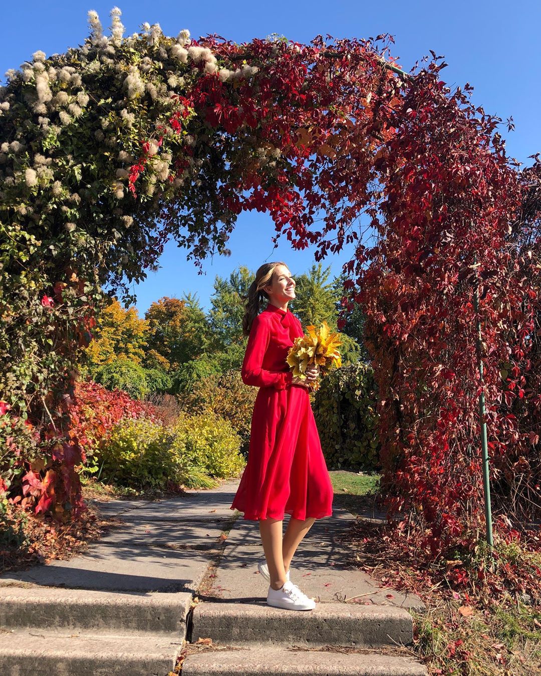 Дівчина-осінь: Осадча в яскравому вбранні поділилася надихаючою порадою