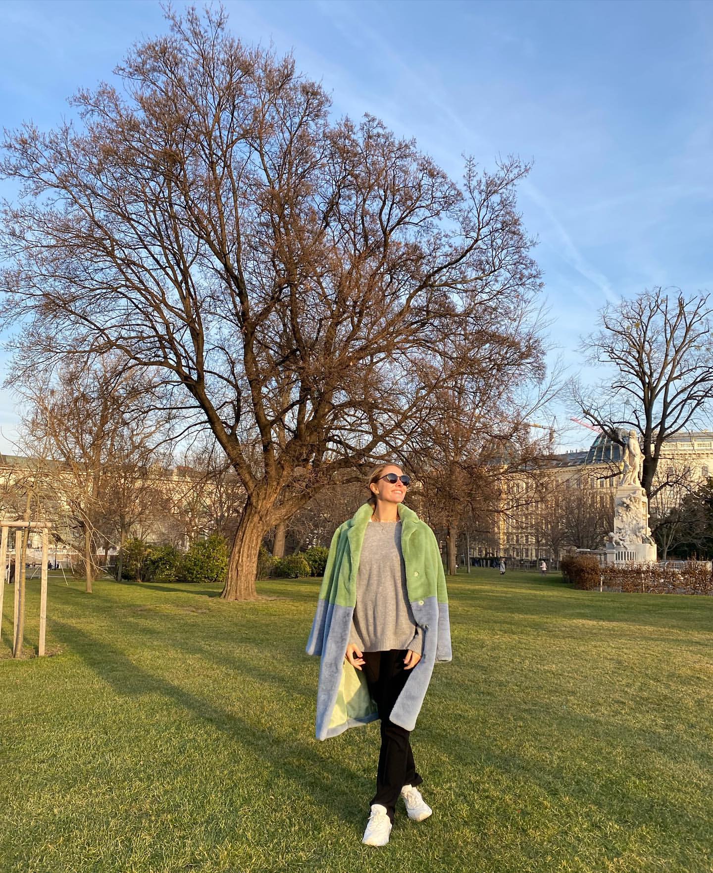 Запахло весною: Катя Осадча прогулялася по сонячному Відню і потрапила на бал