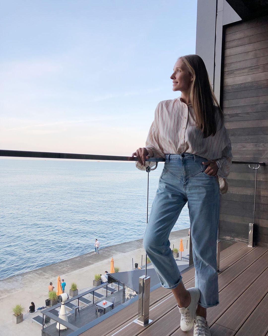 Мрійлива Катя Осадча зачарувала стильним повсякденним луком в Одесі