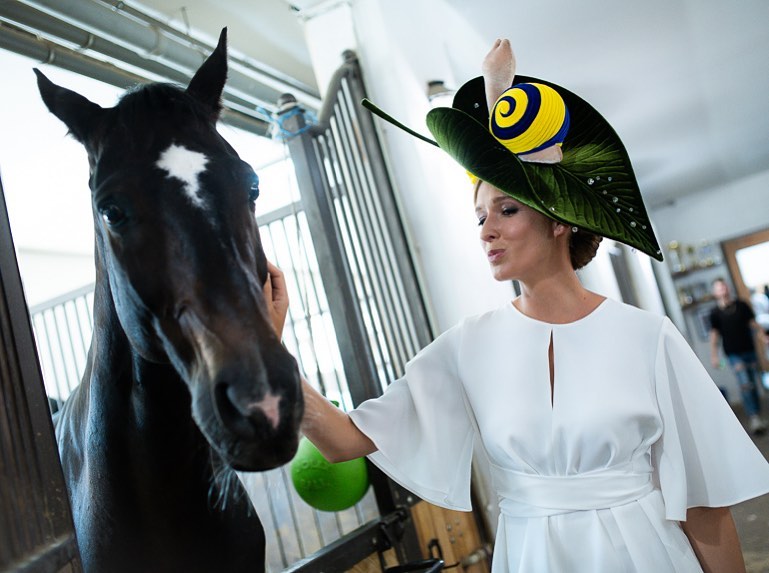 Отпадная шляпка! Смелая Катя Осадчая удивила сеть экстравагантным аксессуаром