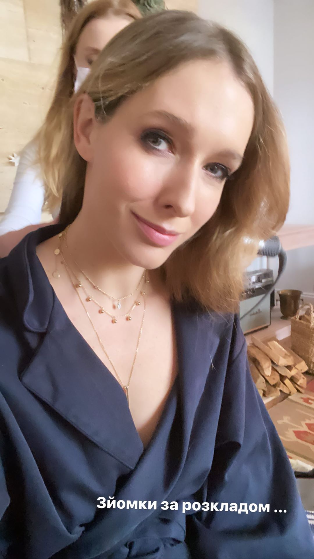 У масці і вечірній сукні: Катя Осадча відкрила таємницю каратинных буднів на роботі