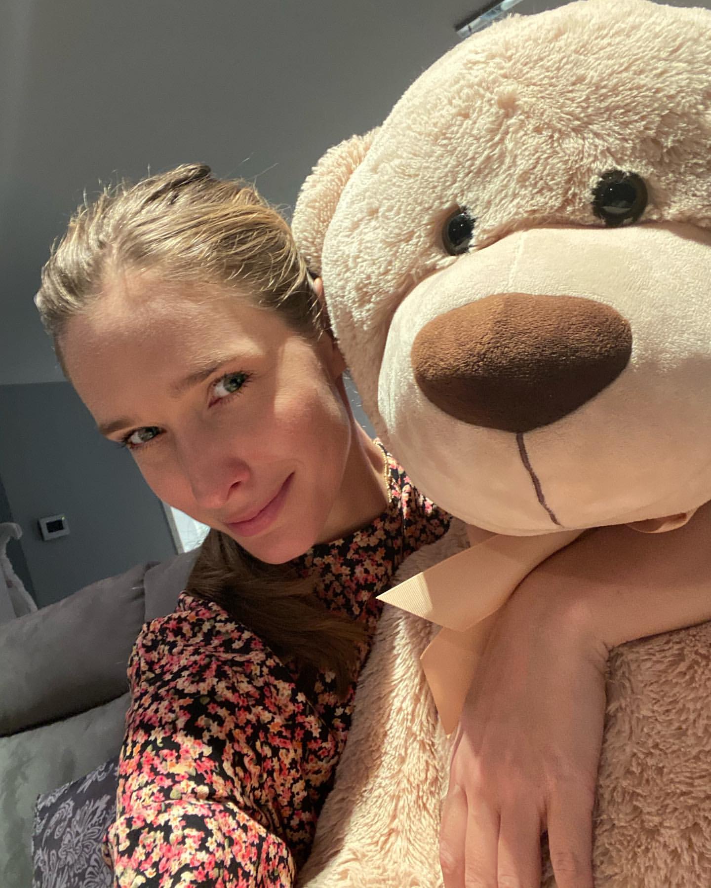 У масці і вечірній сукні: Катя Осадча відкрила таємницю каратинных буднів на роботі