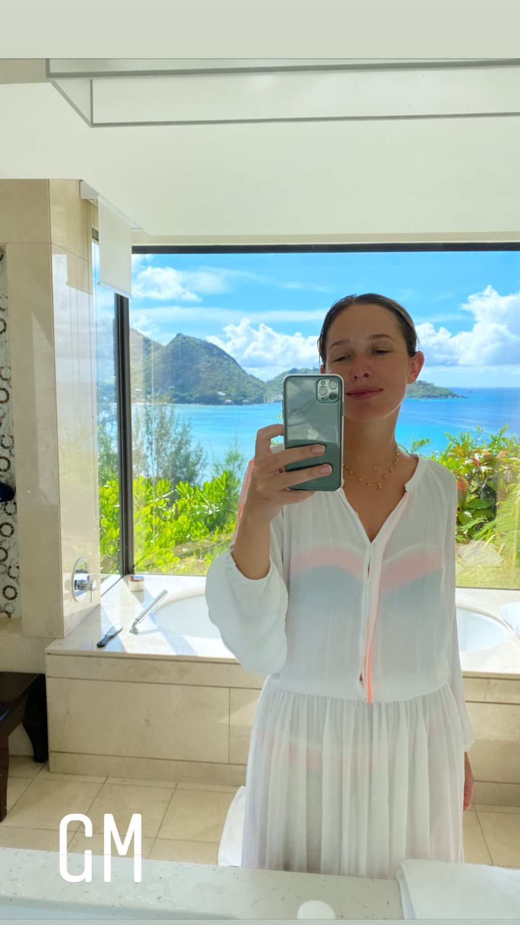 Катя Осадчая засветила свой пляжный лук в прозрачном платье