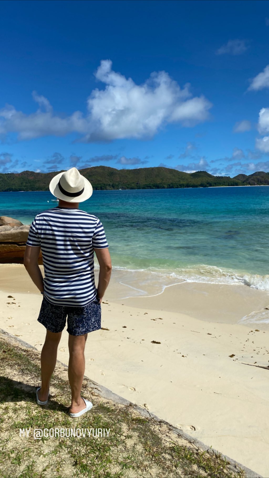 Катя Осадчая засветила свой пляжный лук в прозрачном платье