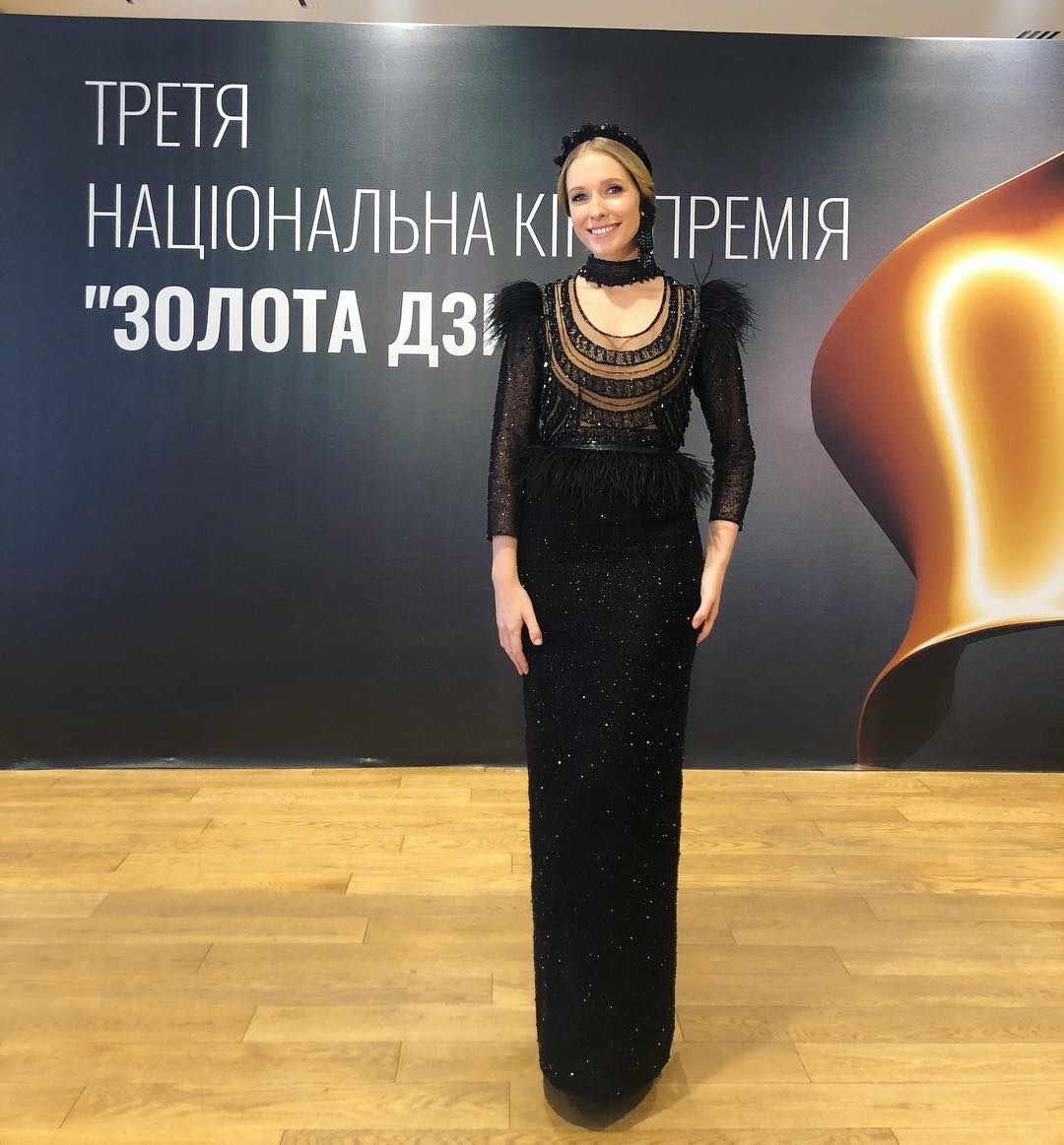Сама елегантність: Катя Осадча захопила стильним total black образом на українській кінопремії