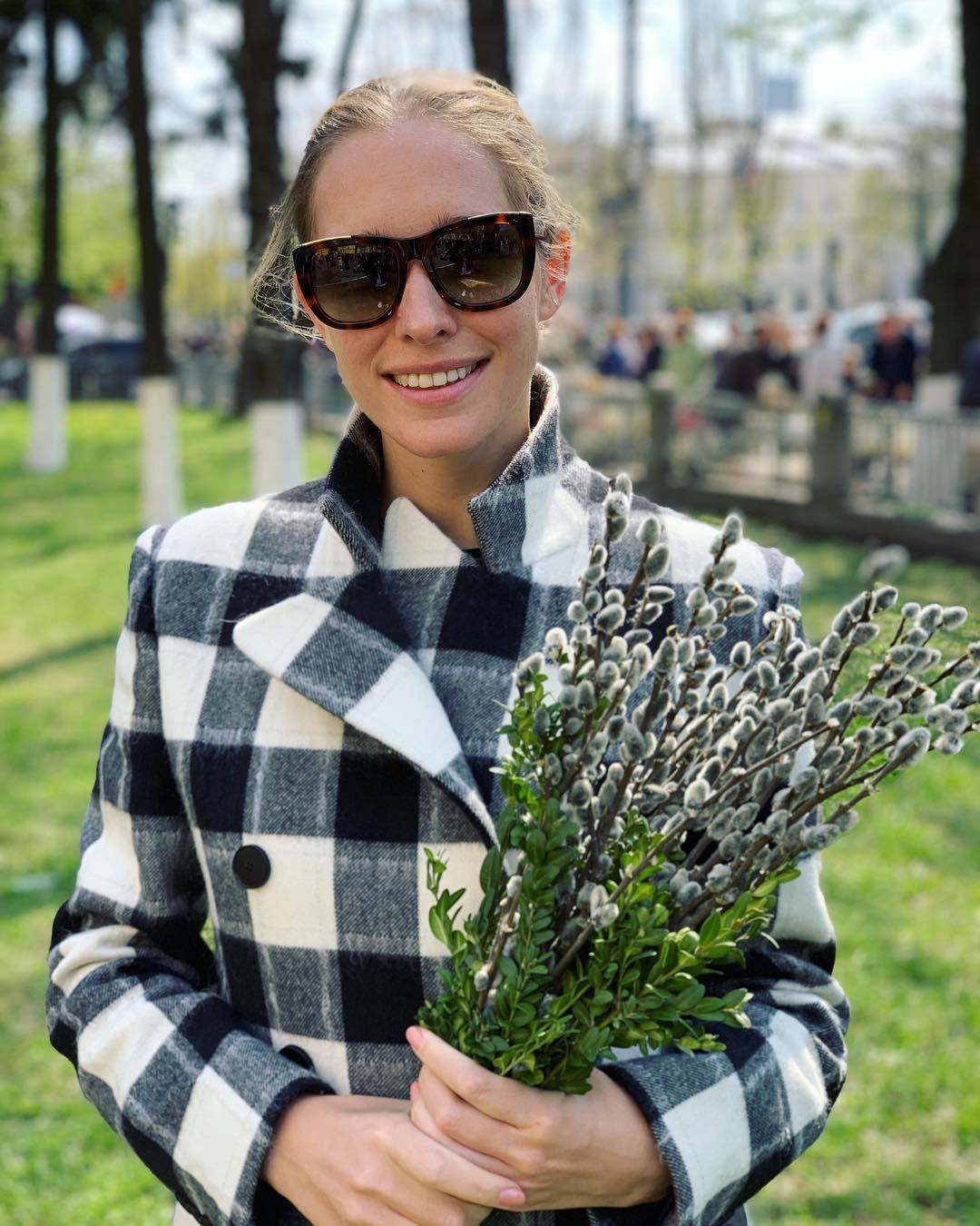 В картатому пальті і з вербою: стильна Осадча привітала українців зі святом