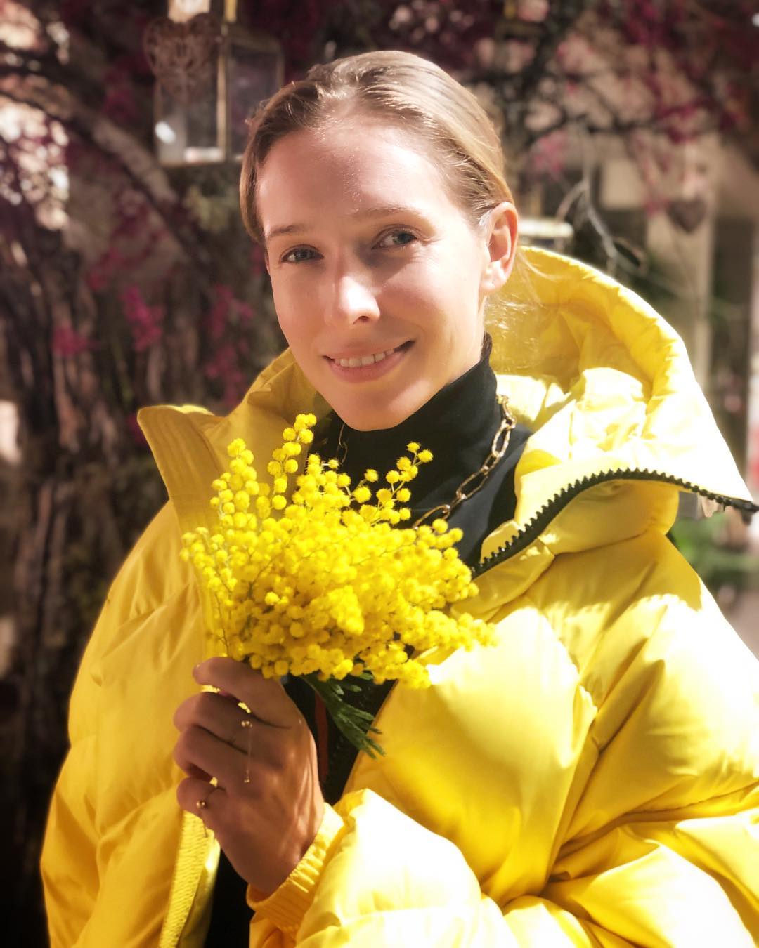 Дівчина-мімоза: Катя Осадча захопила фанів сонячним весняним фото