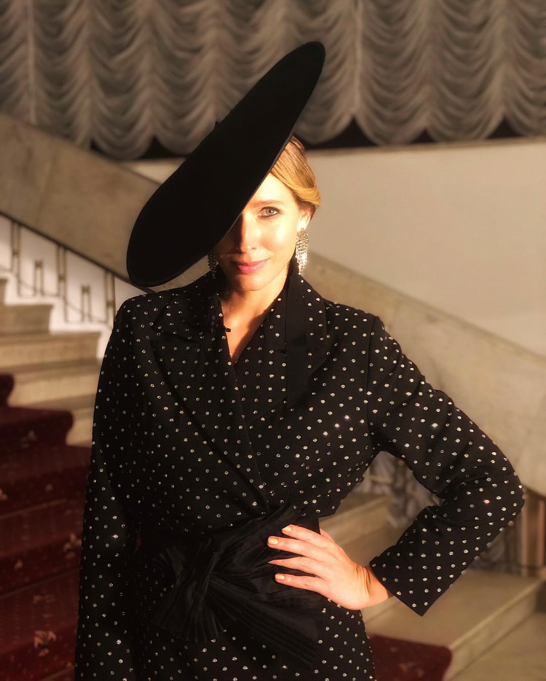 Блестящая Катя Осадчая сверкнула оригинальной шляпкой на YUNA 2019