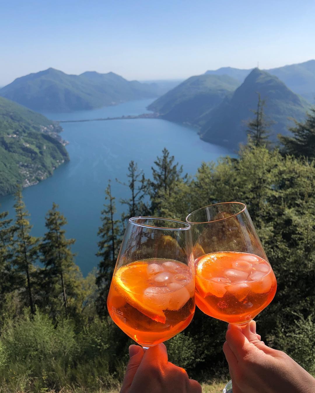 Вже у Швейцарії: Катя Осадча та Юрій Горбунов захопили стильною появою в обнімку