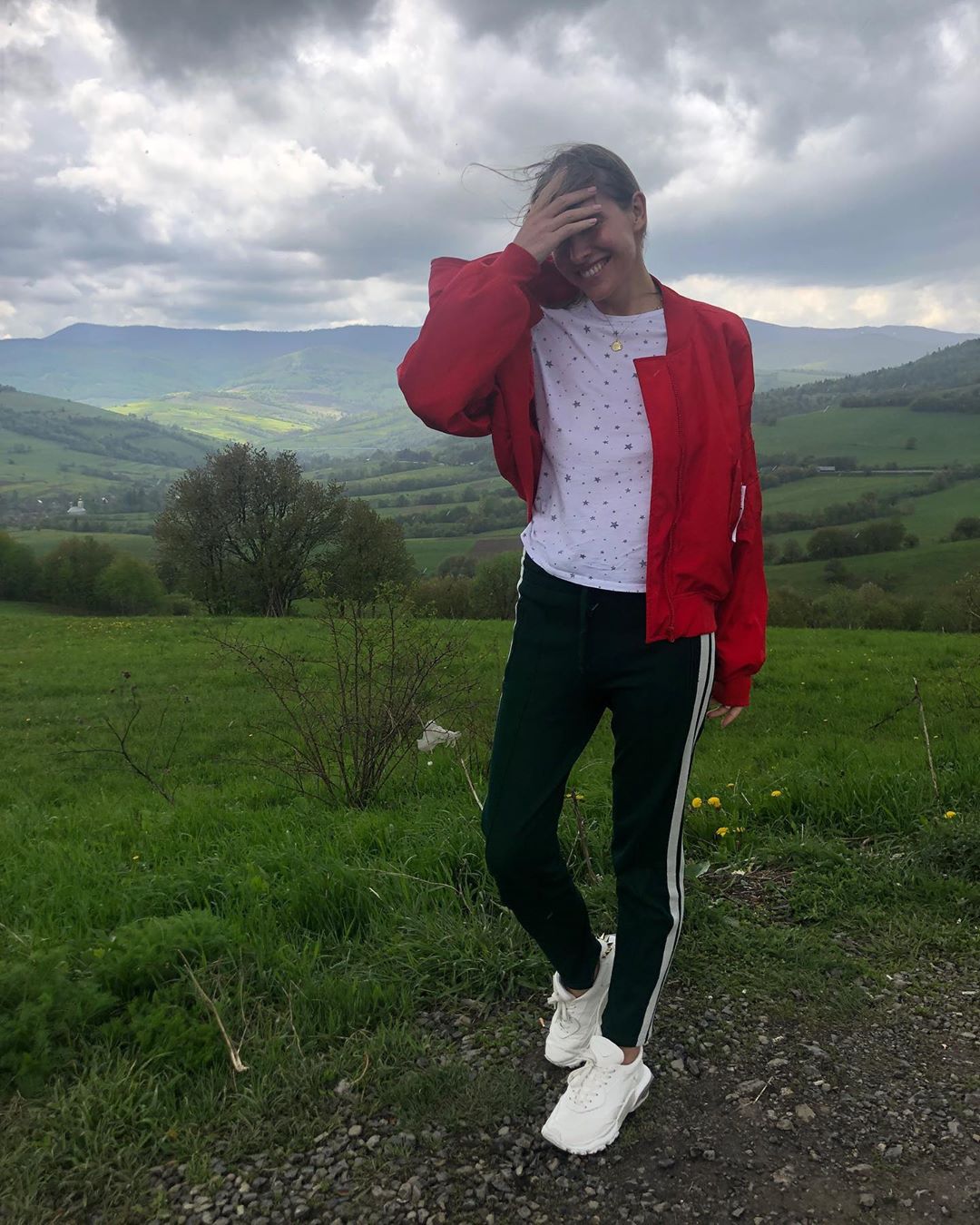 "Ветряная девушка": Катя Осадчая показала красоту и вдохновение Карпат (фото)