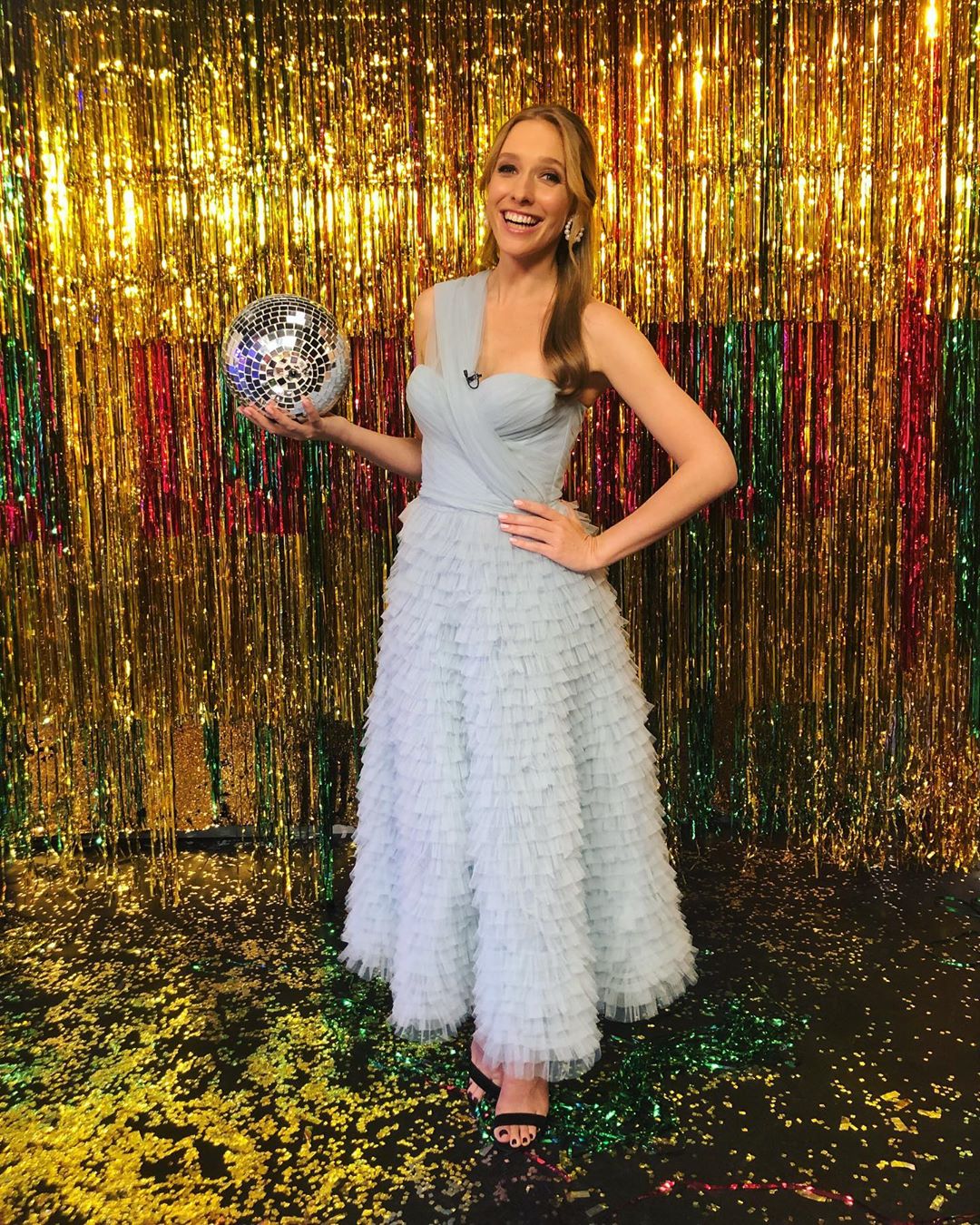 Как принцесса: Осадчая блистала на Голос.Діти в пышном платье с оголенными плечами