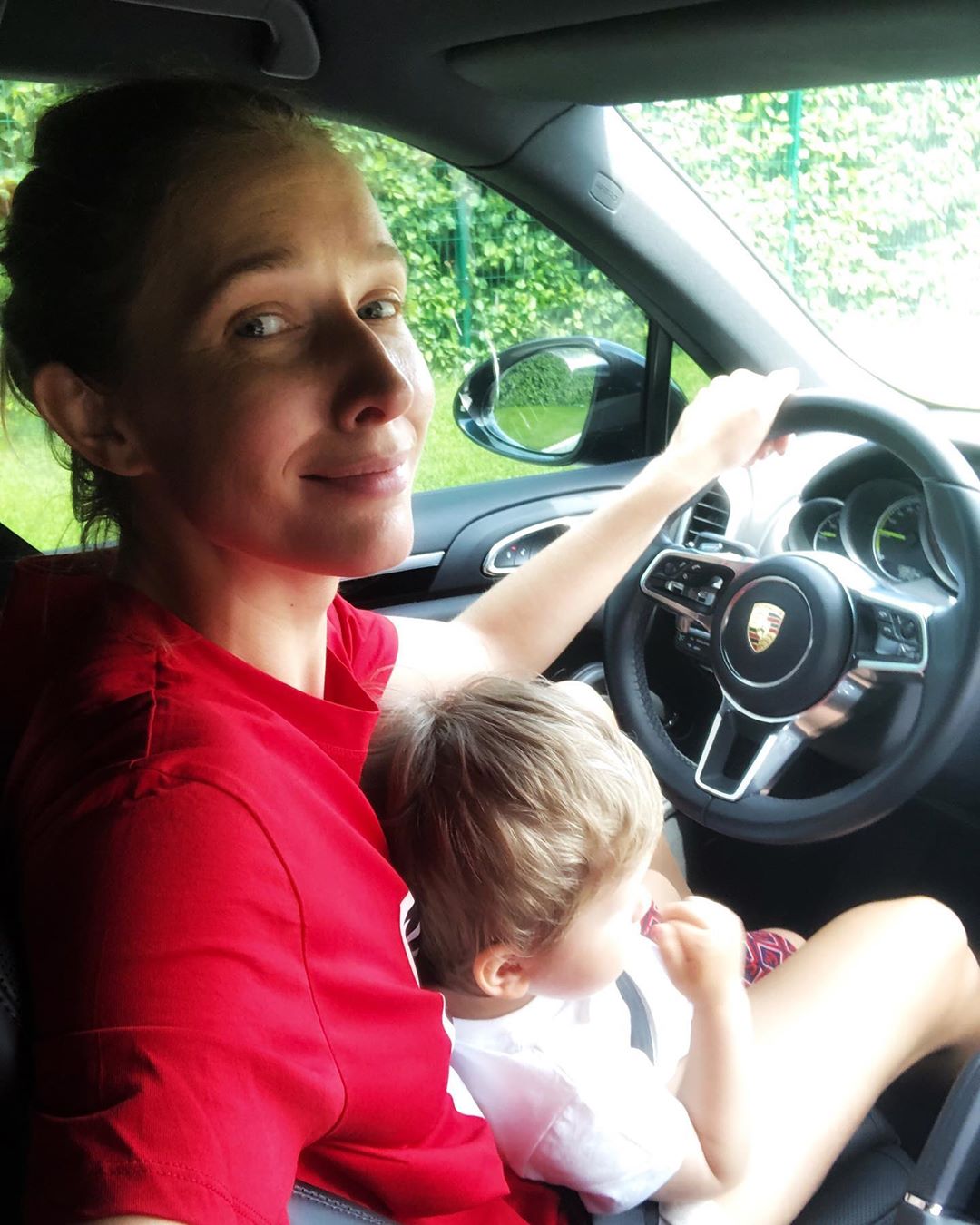 "Пока папа в командировке": ненакрашенная Осадчая показала, как развлекается с сыном