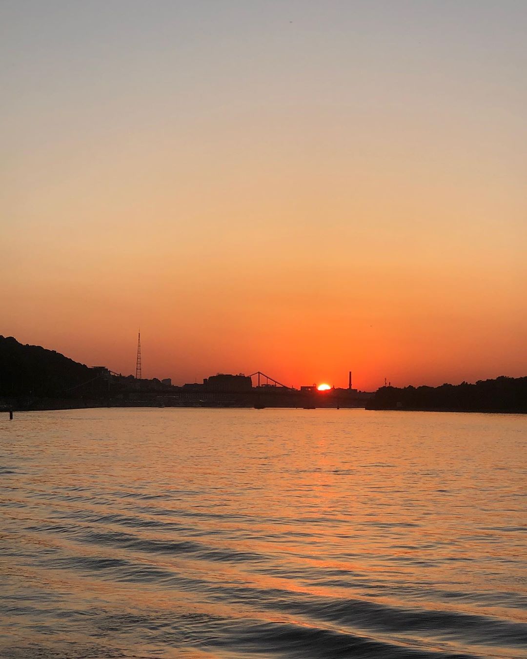 Катя Осадчая показала роскошный летний образ на фоне не менее прекрасного заката в Киеве