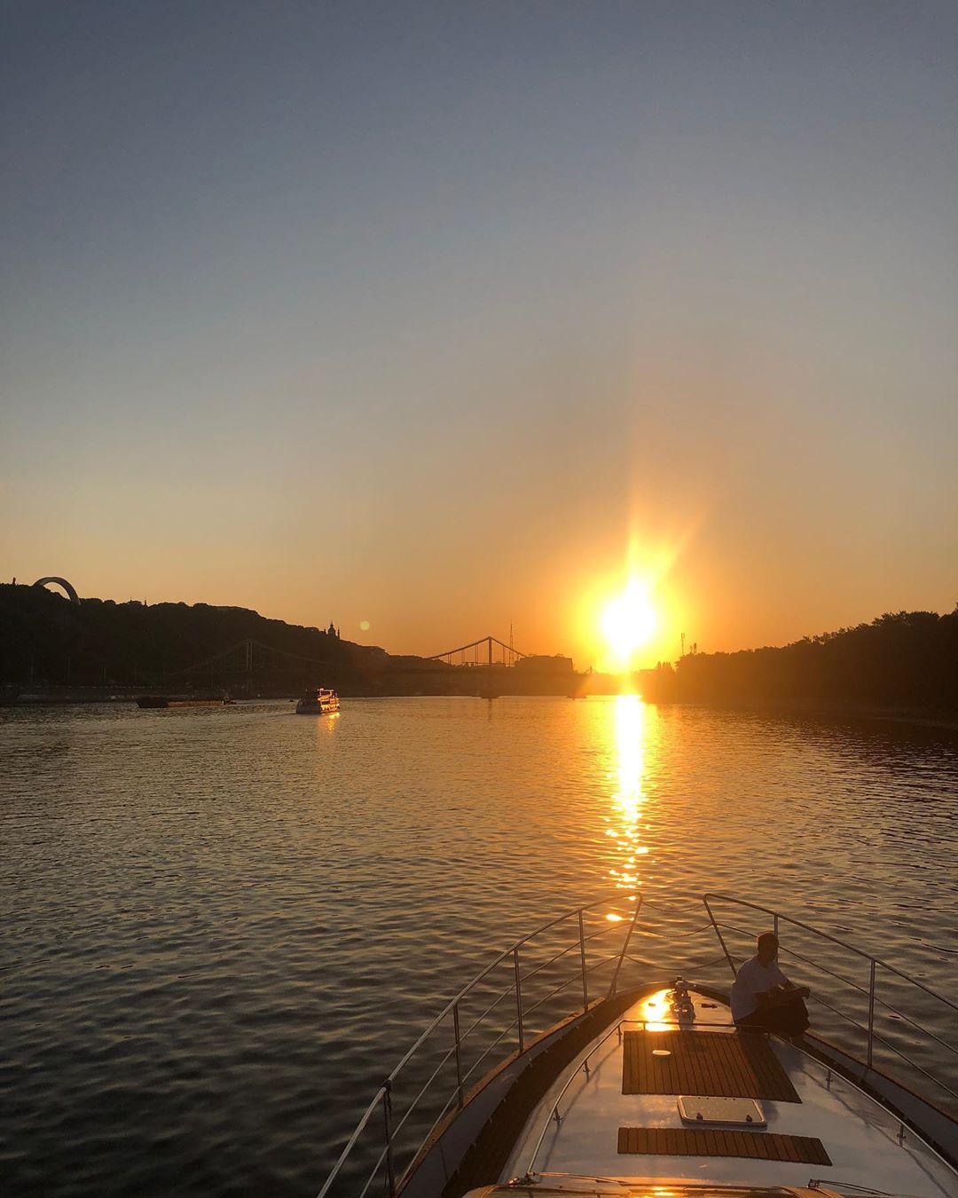 Катя Осадчая показала роскошный летний образ на фоне не менее прекрасного заката в Киеве