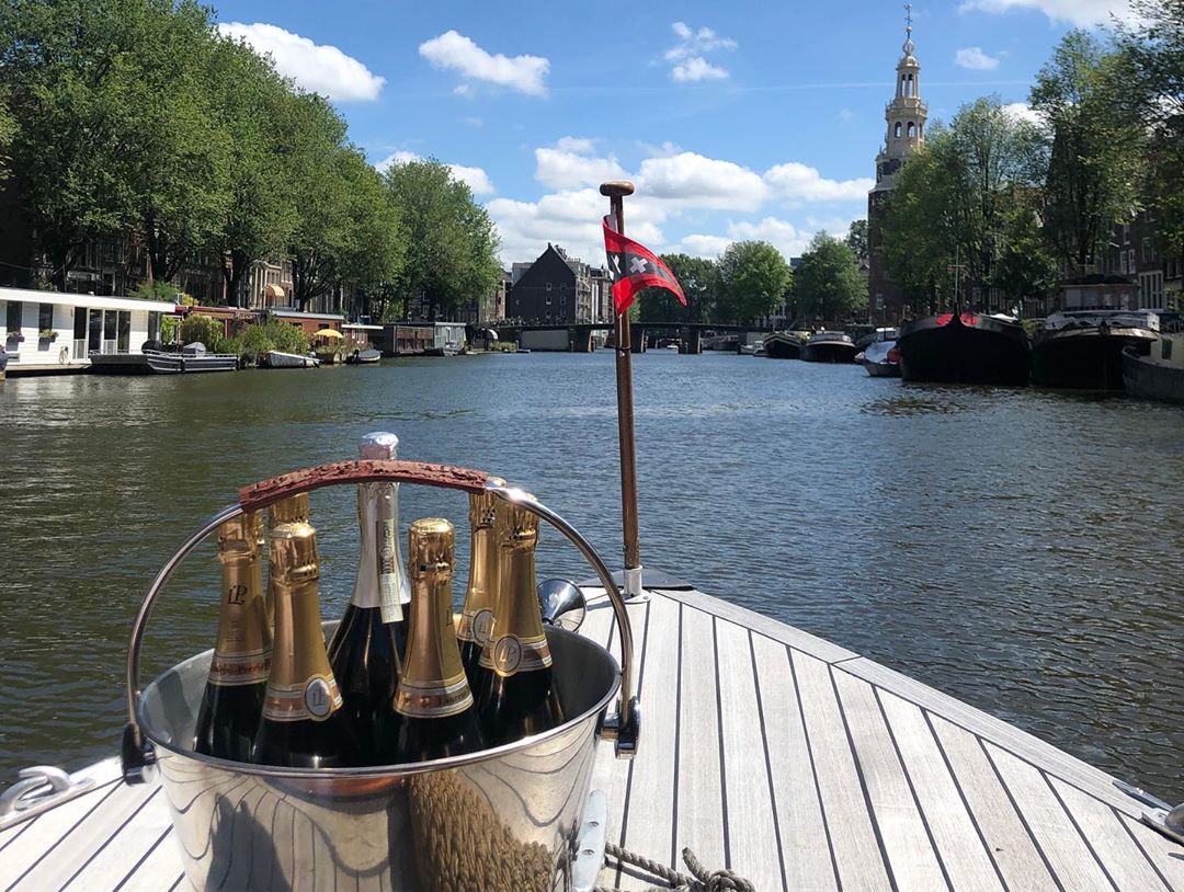 Катаються по каналах і п'ють шампанське: Осадча та Горбунов захопили романтикою в Амстердамі