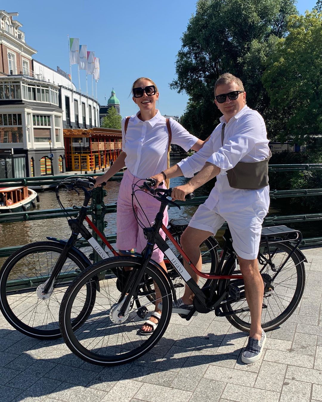 В шортах и рубашке: Осадчая покорила по-девичьи милым образом из Амстердама