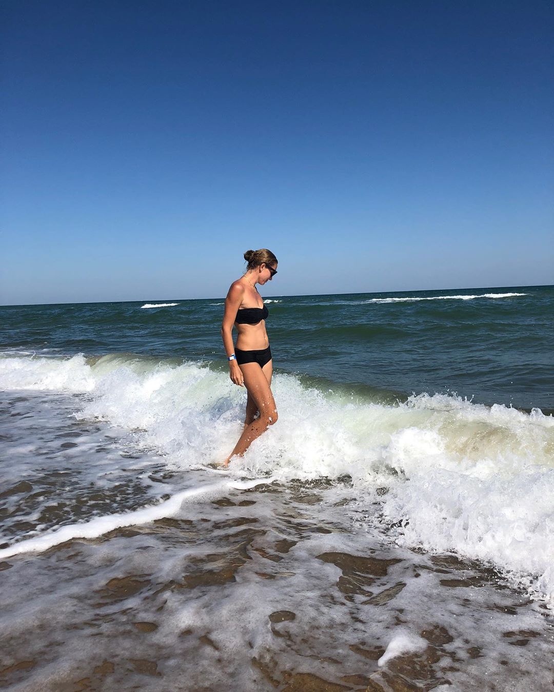 Ось це фігура! Довгонога Катя Осадча захопила формами в бікіні