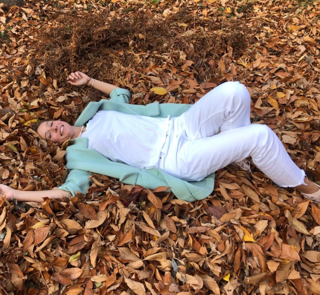 Вернулась в детство: счастливая Осадчая повалялась с сыном в осенней листве
