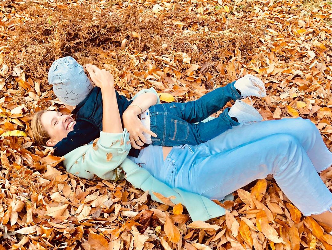 Вернулась в детство: счастливая Осадчая повалялась с сыном в осенней листве