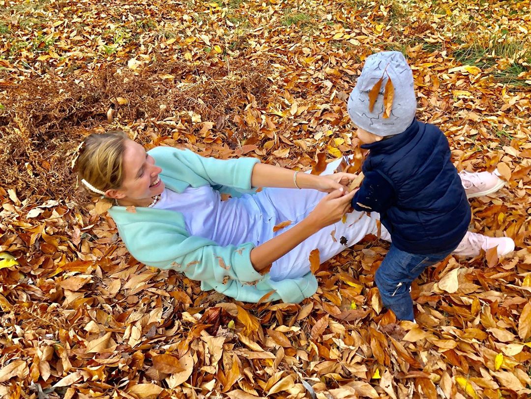 Вернулась в детство: счастливая Осадчая повалялась с сыном в осенней листве