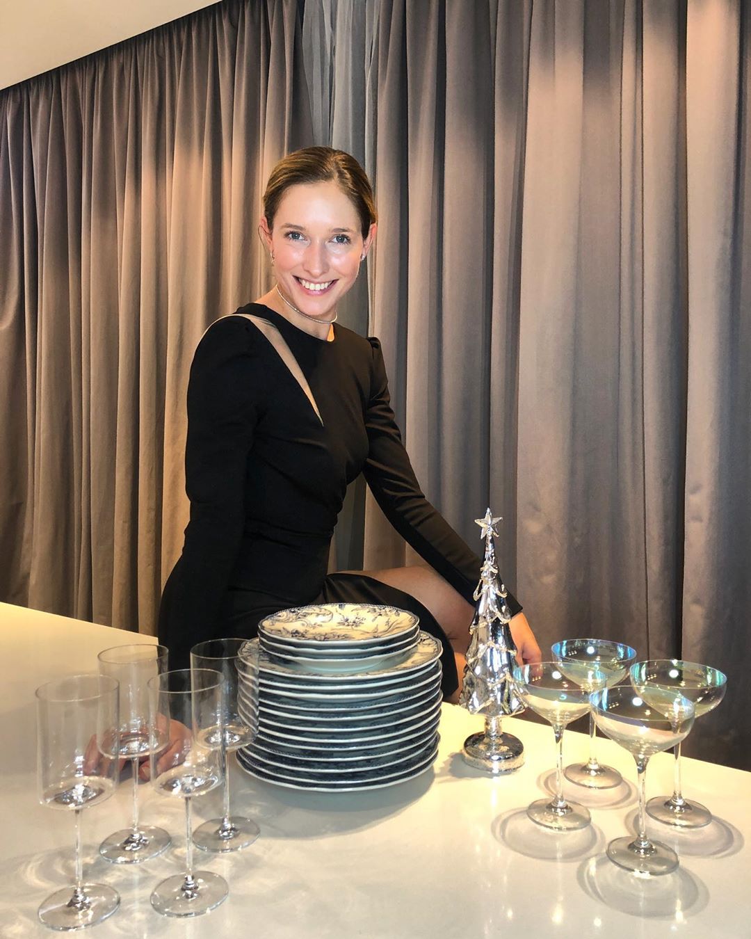 Нарядная Катя Осадчая похвасталась &quot;боевой&quot; готовностью к встрече Нового года 2020