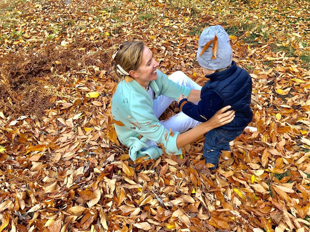 Вернулась в детство: счастливая Осадчая повалялась с сыном в осенней листве
